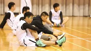 C罗在沙特联赛首秀中上演绝杀，以一记精彩倒钩射门击败对手，助力利雅得胜利领跑积分榜。